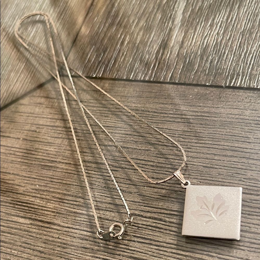 Vintage Cobra Style Chain with Mixed Texture Leaf Design Pendant